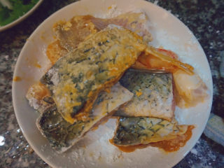 13、红烧草鱼,将草鱼块里里外外裹上淀粉