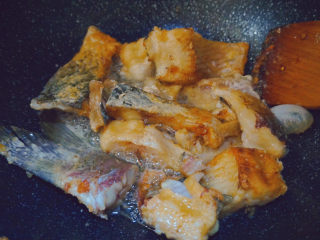 15、红烧草鱼,小火煎制，将两面煎至金黄色