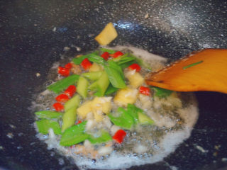 17、红烧草鱼,热油内倒入蒜泥、姜片、红米椒、葱段翻炒片刻