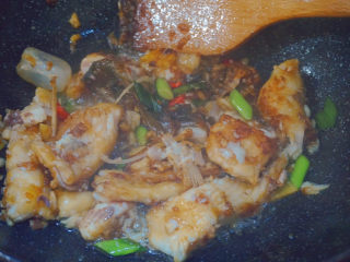 19、红烧草鱼,中火翻炒2-3分钟