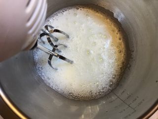 3、牛奶之恋《云朵香草冰淇淋》【冷饮】,鱼眼泡时再放入三分之一的糖，继续打发