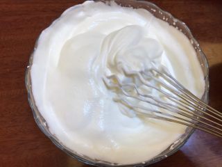 10、牛奶之恋《云朵香草冰淇淋》【冷饮】,搅拌好后的状态，依旧是很蓬松。