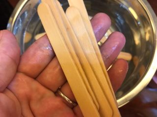 14、牛奶之恋《云朵香草冰淇淋》【冷饮】,冰棍棒用水泡一下。