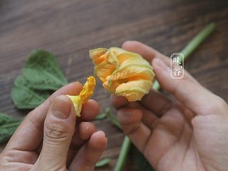 4、酥炸南瓜花,南瓜花摘去花蕊；