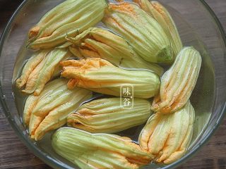 5、酥炸南瓜花,把南瓜花里外都冲洗干净；