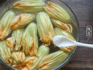 6、酥炸南瓜花,放入盐水中浸泡十分钟，浸泡好后沥干水备用；