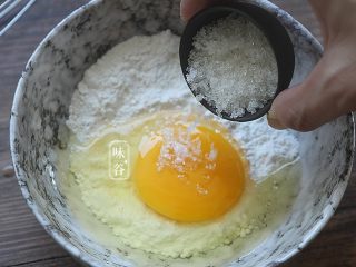 8、酥炸南瓜花,放入白糖，搅拌成面糊；