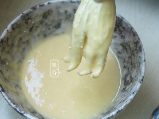 10、酥炸南瓜花,再放入面粉糊里面裹上一层面糊，裹好后拿起静止一下滴去多余的面糊；
