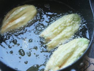 12、酥炸南瓜花,炸至面糊定型稍微变黄即可。