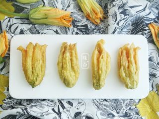 13、酥炸南瓜花,习惯性的来个特写，色诱一下亲们的味觉。