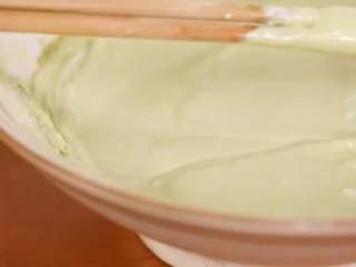 1、【世界杯·足球小圆子】,淡奶油筛入抹茶粉，打发至有清晰花纹，分次加入蛋黄糊中切拌均匀，冷冻备用