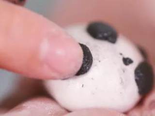 2、【世界杯·足球小圆子】,同法加竹炭粉做黑色粉团，取小块贴于白色小圆子上做足球状