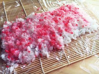 7、樱花寿司,撒上樱花粉。