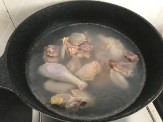 4、茶树菇老鸡汤～强身健体,烧一锅水，把母鸡飞水处理去杂质异味
