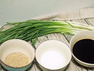 1、葱油拌面 简单最好味,所有材料准备齐全，芝麻没有可以不放。生抽和老抽混合好。