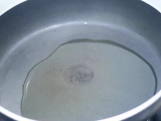 2、葱油拌面 简单最好味,油不用放太多，我放了....额....这个计量怎么形容啊？最头痛形容计量了，这样形容吧，咱们家吃米饭的碗，小半碗食用油。恩！