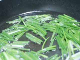 3、葱油拌面 简单最好味,大火把油烧热，改小火放小葱。