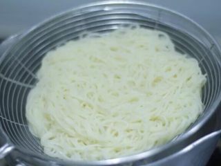 7、葱油拌面 简单最好味,煮好以后把面里的水分控干。一定要控水啊，要么面条容易糟，这个时候小葱也煎炸好了。