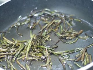 8、葱油拌面 简单最好味,因为是小火，所以炒好芝麻煮好面以后，小葱才煎炸到这种程度，但葱香味已经飘到楼道了。