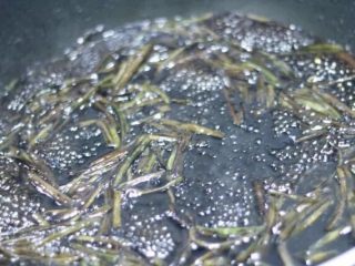 10、葱油拌面 简单最好味,一下子倒入调好的酱汁，这时候那香气实在是太勾人魂魄了！待酱汁冒出这种小泡关火搞定！