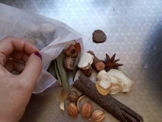 2、重庆麻辣火锅底料,将八角，香叶，桂皮，白果，陈皮，豆蔻，柠檬皮放入香料包里，料包超市有售，如果没有用纱布包住也可以