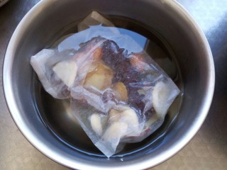 3、重庆麻辣火锅底料,将料包用热开水浸泡10分钟备用