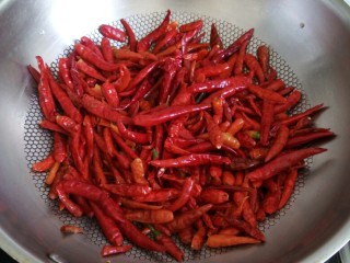4、重庆麻辣火锅底料,泡好的辣椒过滤出水放入锅中，加一小碗清水中火煮干