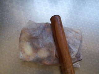 7、重庆麻辣火锅底料,将泡好的料包取出打碎