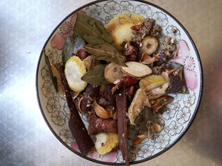 8、重庆麻辣火锅底料,尽量碎就可以，备用