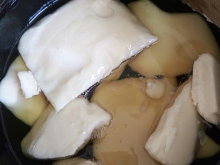 11、重庆麻辣火锅底料,不粘锅中放入少许植物油打底，放入500克牛油中火加热至牛油全部融化