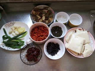 10、重庆麻辣火锅底料,将所有材料备齐就可以开始熬制了，牛油是牛板油，肥油，不是黄油哦