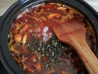 15、重庆麻辣火锅底料,加入青红花椒，适量冰糖，豆豉小火熬制5分钟