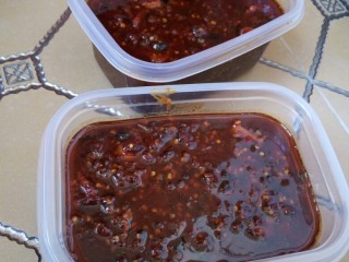 17、重庆麻辣火锅底料,晾凉到微热放入盒子里 或者碗里等待完全冷却