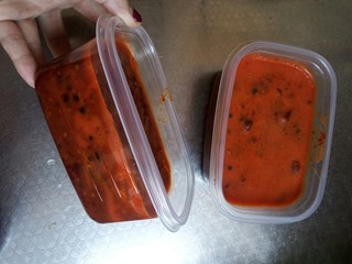 18、重庆麻辣火锅底料,完全冷却就会凝固，放进冰箱冷冻随吃随取非常方便，吃的时候挖一块，当然你能吃辣就全部放里，建议入牛骨高汤一起煮，味道更鲜美