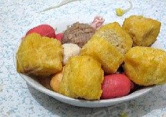 1、咖喱鱼丸火锅,在鱼丸和油豆腐上切成花刀