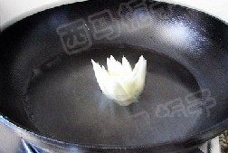 3、咖喱鱼丸火锅,把切好的娃娃菜花，焯水