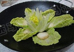 4、咖喱鱼丸火锅,将焯水的娃娃菜花和娃娃菜叶码放在火锅底