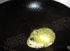 5、咖喱鱼丸火锅,另起锅烧热，加入黄油