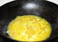 8、咖喱鱼丸火锅,放入咖喱块，小火烧制，使咖喱块融化