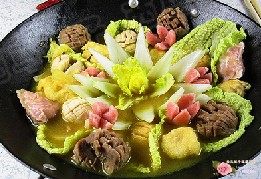 9、咖喱鱼丸火锅,调好的咖喱火锅底倒入带有娃娃菜的火锅中即可