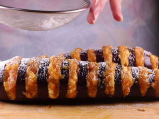 10、教你一个茄子的新吃法，又香又好吃一看就会,接着取适量的淀粉，用筛子筛在茄条的肉馅上。（这样子茄条在煎的过程中更容易定型，肉馅不容易散开哦）