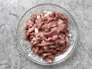 7、双椒爆炒牛柳,抓匀静至3-5分钟即可(这样牛肉更入味)