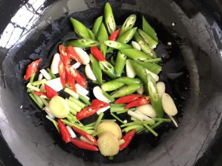 10、双椒爆炒牛柳,另起锅葱姜蒜辣椒放进去爆炒(此时辣味扑鼻了)