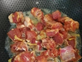 9、排骨怎样做好吃~生炒排骨,起锅热油，烧到八成热时，将腌制好的排骨中火煎，新思特不锈钢炒锅无论煎炸都不易粘锅，此锅一抹一冲就干净，清洗很方便