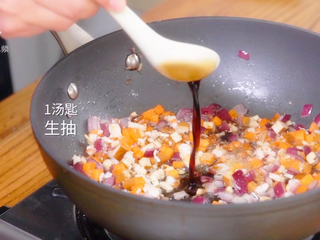 9、如何自制海味炸酱,1汤匙生抽