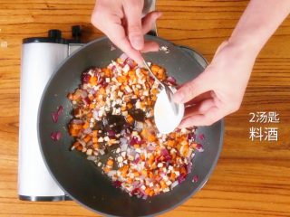 10、如何自制海味炸酱,2汤匙料酒