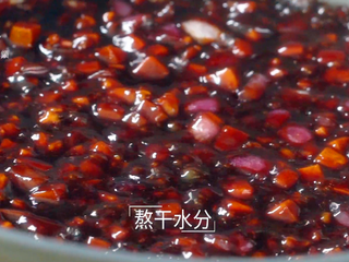 12、如何自制海味炸酱,小火熬干水分即可