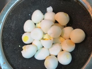2、麻辣香锅,鹌鹑蛋煮熟后过一下冷水，然后剥壳备用