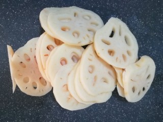 3、麻辣香锅,莲藕削皮切片