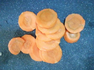 4、麻辣香锅,红萝卜削皮切片